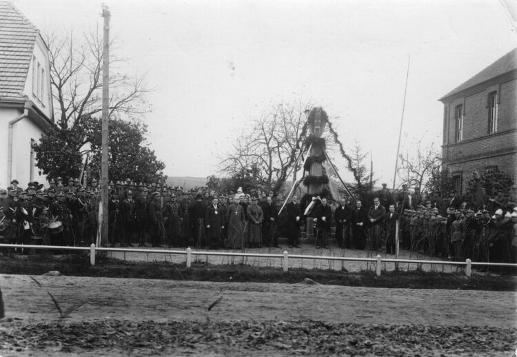 1280px-karelicy_zarecca._karelichy_zarechcha_1930-39_3-750x518[1]
